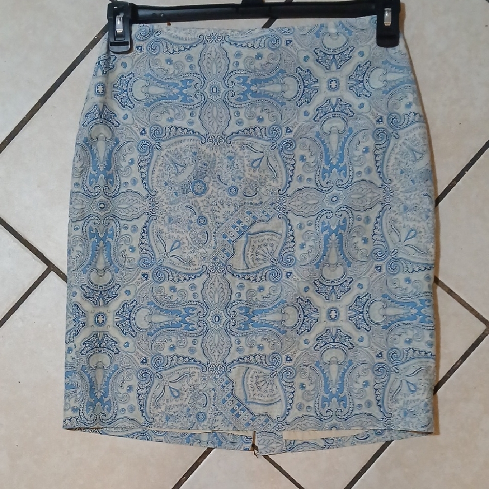 BANANA REPUBLIC Womens Size 4 Blue and Cream Patterned Pencil Skirt